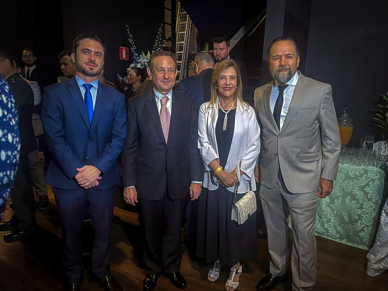 O juiz auxiliar da presidência do TRT-MG, Renato de Paula Amado; o presidente do TJ-MG, Luiz Carlos de Azevedo Corrêa Junior; a presidente do TRT-MG, Denise Alves Horta; e o presidente do TRE-MG, Ramon Tácio posam antes da diplomação dos eleitos