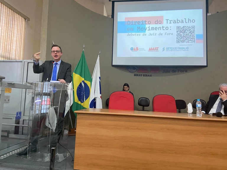 advogado e professor Carlos Eduardo Paletta Guedes palestrando em pé