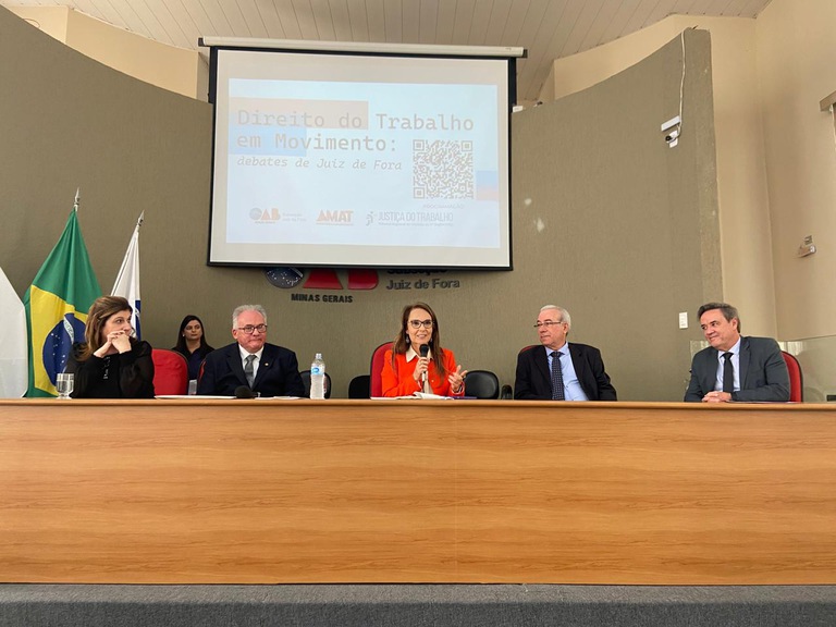 foto da mesa composta pelo ministro do TST Maurício Godinho, Martha Halfeld, desembargadores e representante da AMAT