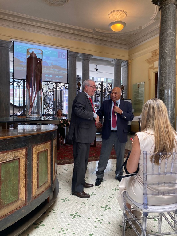 WhatsApp Image 2025-12-15 at 10.57.08.jpeg foto do desembargador Sebastião de Oliveira em pé sorridente cumprimentando outra autoridade