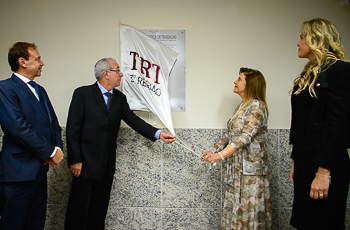 foto da presidente do TRT-MG, desembargadora Denise Alves, e do desembargador Sebastião Geraldo descerrando a placa