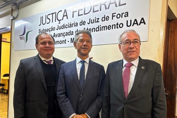 foto do do presidente do TRT-MG, desembargador Sebastião Oliveira, ao lado do presidente do TRF6, desembargador federal Vallisney Oliveira e do presidente do TJMG, o desembargador Vicente de Oliveira Silva