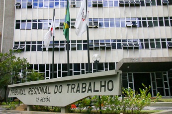foto da fachada do edifício-sede do TRT-MG em BH