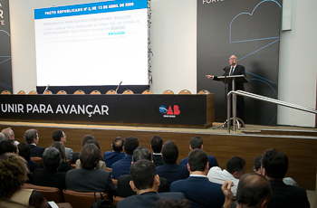 Presidente do TRT-MG profere palestra em curso que reuniu ministros do TST