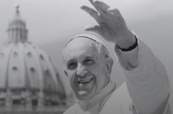 Papa Francisco acenando no Vaticano.