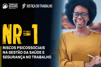 foto de mulher negra e de cabelo black power sorridente anotando em prancheta