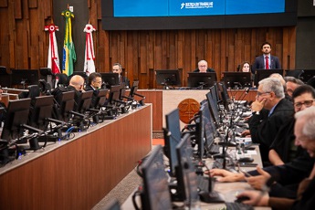 foto dos desembargadores sentados durante sessão
