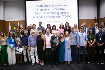 foto foto coletiva contendo o desembargador aposentado Márcio Túlio Viana ao lado de participantes.