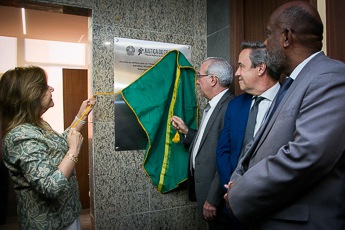Magistrados descerram a placa de reinauguração do Plenário 1