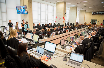 foto dos desembargadores de toga preta sentados durante a sessão olhando para computadores