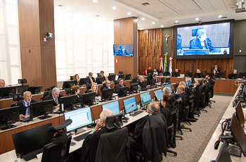 foto dos desembargadores sentados e usando toga preta durante sessão do Pleno