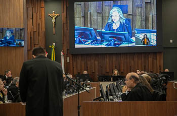 foto de advogado de costas no púlpito de frente para os desembargadores em sessão do Tribunal Pleno
