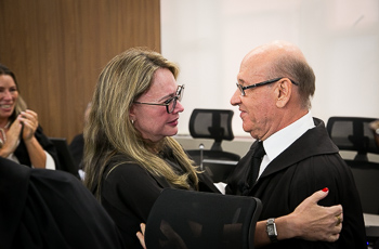 foto da desembargadora Paula Cantelli emocionada abraçando o desembargador Luiz Otávio Linhares Renault durante homenagem