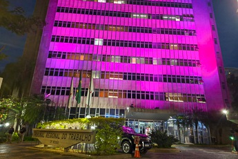 edifício-sede do TRT-MG iluminado de rosa à noite
