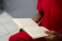 Presídio de Nova Era recebe livros, computadores e van para ações de ressocialização