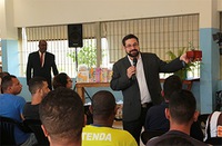 Biblioteca da Justiça do Trabalho mineira doa livros na Apac de Santa Luzia