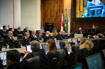 Presidente do TRT à mesa, dirigindo a sessão do Pleno