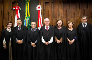 foto dos 7 desembargadores eleitos em pé e de toga preta