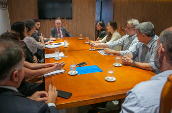 Foto da mesa de reunião que deu início às tratativas de devolução dos imóveis do Q26