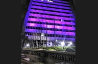 TRT-MG se ilumina de roxo em apoio à campanha de combate à hanseníase