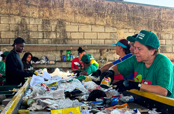 Foto mostra catadoras em visita a cooperativa de reciclagem