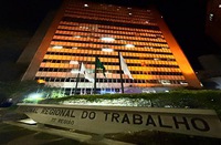 Prédio iluminado e palestras marcam o Maio Laranja no TRT-MG
