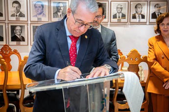 Foto do presidente do TRT-MG assinado o Acordo de Cooperação