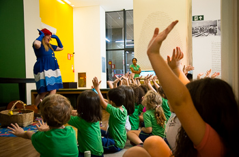 Alunos interagem com a professora