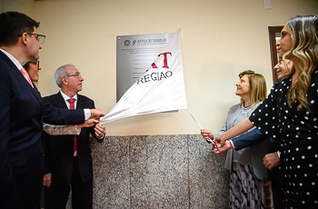 Magistrados descerram placa durante inauguração do Cejusc em Coronel Fabriciano