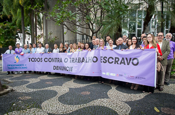 Autoridades posam com faixa contra o trabalho escravo na porta do TRT-MG