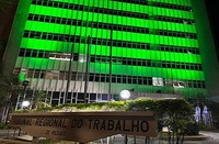 TRT-MG se ilumina de verde em apoio à saúde e segurança no trabalho