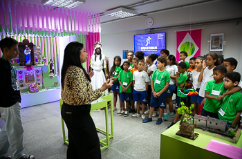 Monitor apresentando as crianças o acervo do museu Muquifu