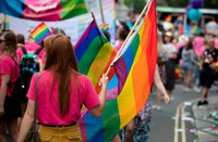 Empregada lésbica denuncia discriminação no trabalho após ser excluída de homenagem no Dia da Mulher