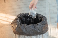 Empregado obrigado a recolher material no lixo para reutilizar no trabalho será indenizado em R$ 10 mil