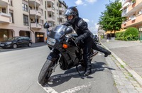 Empregador é absolvido de pagar indenização a empregado que se acidentou ao estacionar moto