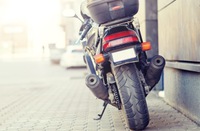 Empregador é responsabilizado pelos acidentes de trajeto de vendedor que utilizava motocicleta da empresa no serviço e no percurso para a casa