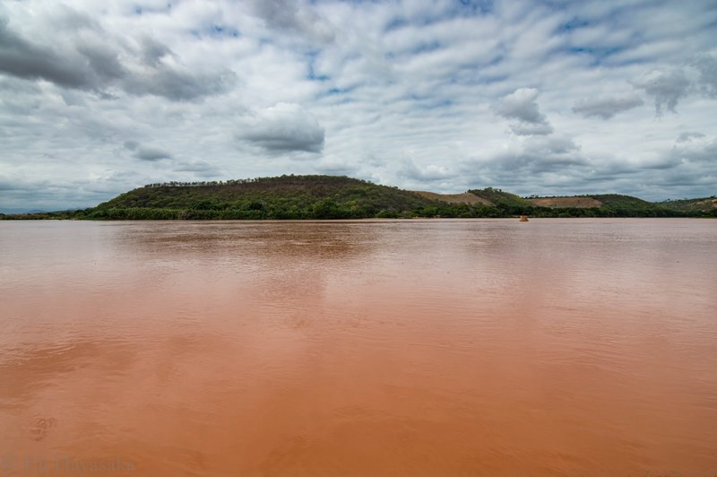 Águas do Rio Doce em Galileia, Minas Gerais, Brasil, com a lama da barragem da Samarco, que se rompeu no município de Mariana, em 5 de novembro de 2015.