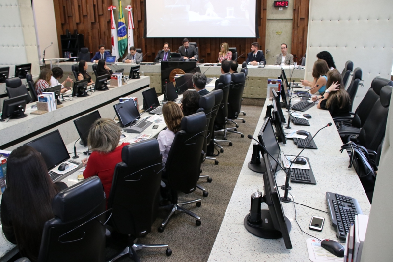 Compuseram a mesa do evento o subprocurador geral do trabalho, Cristiano Otávio Paixão Araújo Pinto; a procuradora-chefe do MPT em Minas Gerais Adriana Augusta de Moura Souza; o juiz do trabalho substituto Marcelo Palma de Brito; os auditores fiscais do trabalho, Thiago Augusto Gomes e Tiago Morais Raso Leite Soares; e o servidor do TRT-MG Rubens Goyatá Campante.(Foto: Leonardo Andrade)