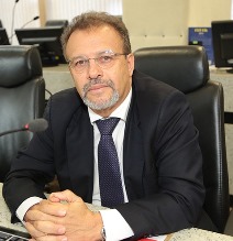 Cleber_Lucio_de_Almeida___Leis_e_Letras___23.11.18___212_x_219.jpg