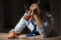 Justiça do Trabalho reconhece dispensa discriminatória de trabalhador diagnosticado com alcoolismo
