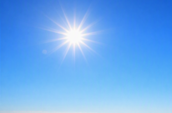 Foto de um dia com tempo firme, céu azul e sol brilhando.