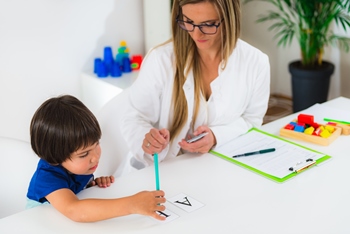 Mãe consegue redução de carga horária sem redução salarial para cuidar do  filho com autismo — TRT-MG
