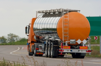 Foto de um caminhão-tanque trafegando pela rodovia.