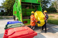 Motorista que comia dentro do caminhão de lixo terá adicional de insalubridade em grau máximo e será indenizado