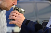 Motorista será indenizado por realização de teste do bafômetro em público e por trabalhar com veículo sem segurança