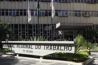 NJ Especial - Turma defere justiça gratuita a empregado, mas mantém condenação em honorários sucumbenciais com exigibilidade suspensa.