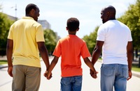 Pai adotivo em união homoafetiva conquista direito à licença-maternidade após adotar adolescente de 14 anos