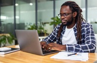 Trabalhador dispensado por uso de “dreads” receberá indenização