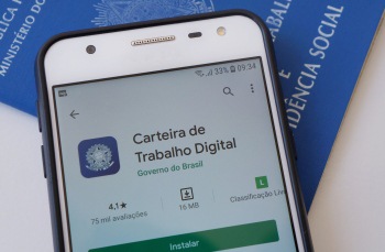 Imagem da Carteira de Trabalho Digital na tela de um smartphone.
