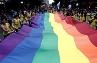 Transfobia: Justiça condena supermercado a indenizar trabalhadora trans que descarregava caminhão com cargas pesadas